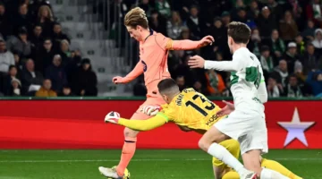 رقم قياسي تاريخي.. دي يونج يقود فوز برشلونة على إلتشي في مواجهة مثيرة